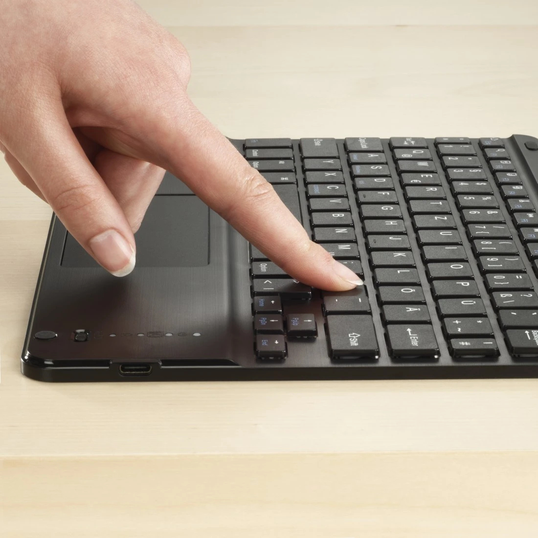 Hama Premium Tablet-Hülle mit Tastatur für Apple iPad Air 13" QWERTZ Schwarz