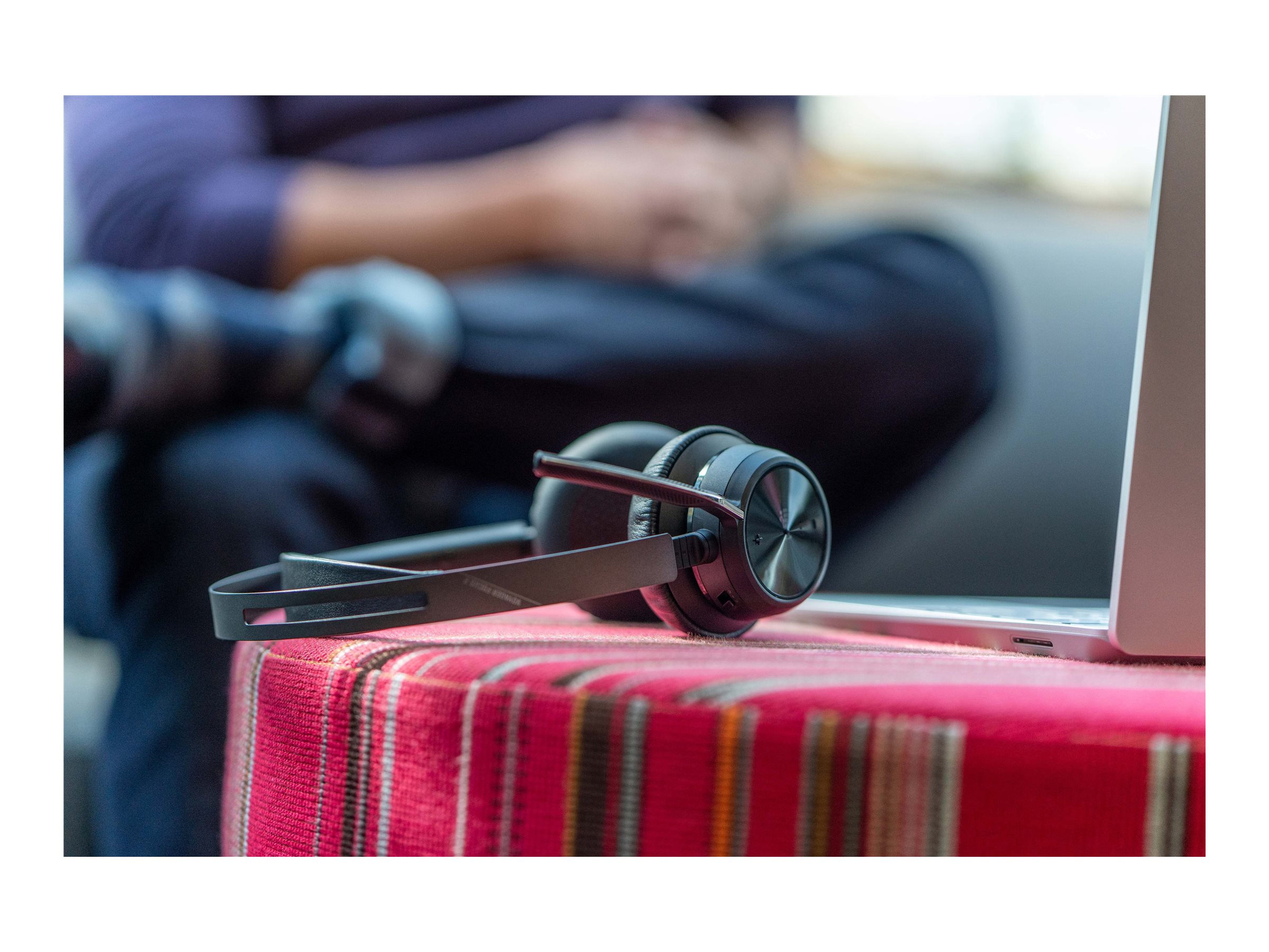 HP Poly Voyager Focus 2 On-Ear Headset mit ANC und Ladestation, Schwarz