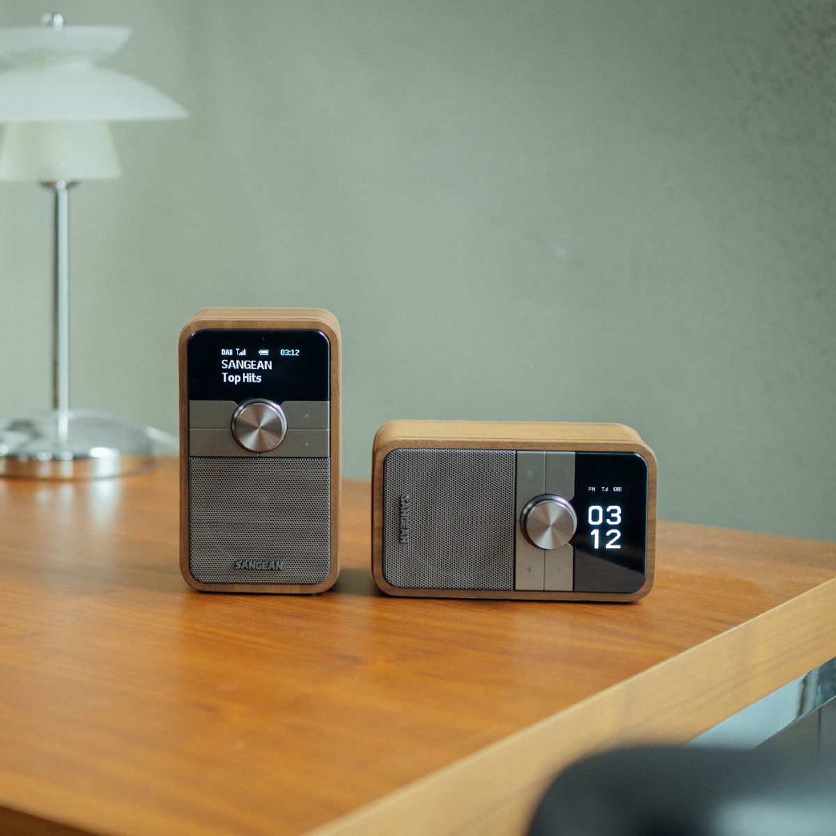 Sangean DDR-8 Tragbares DAB+/FM-Radio mit Bluetooth, OLED-Display und Echtholz-Nussbaum-Gehäuse, Walnuss