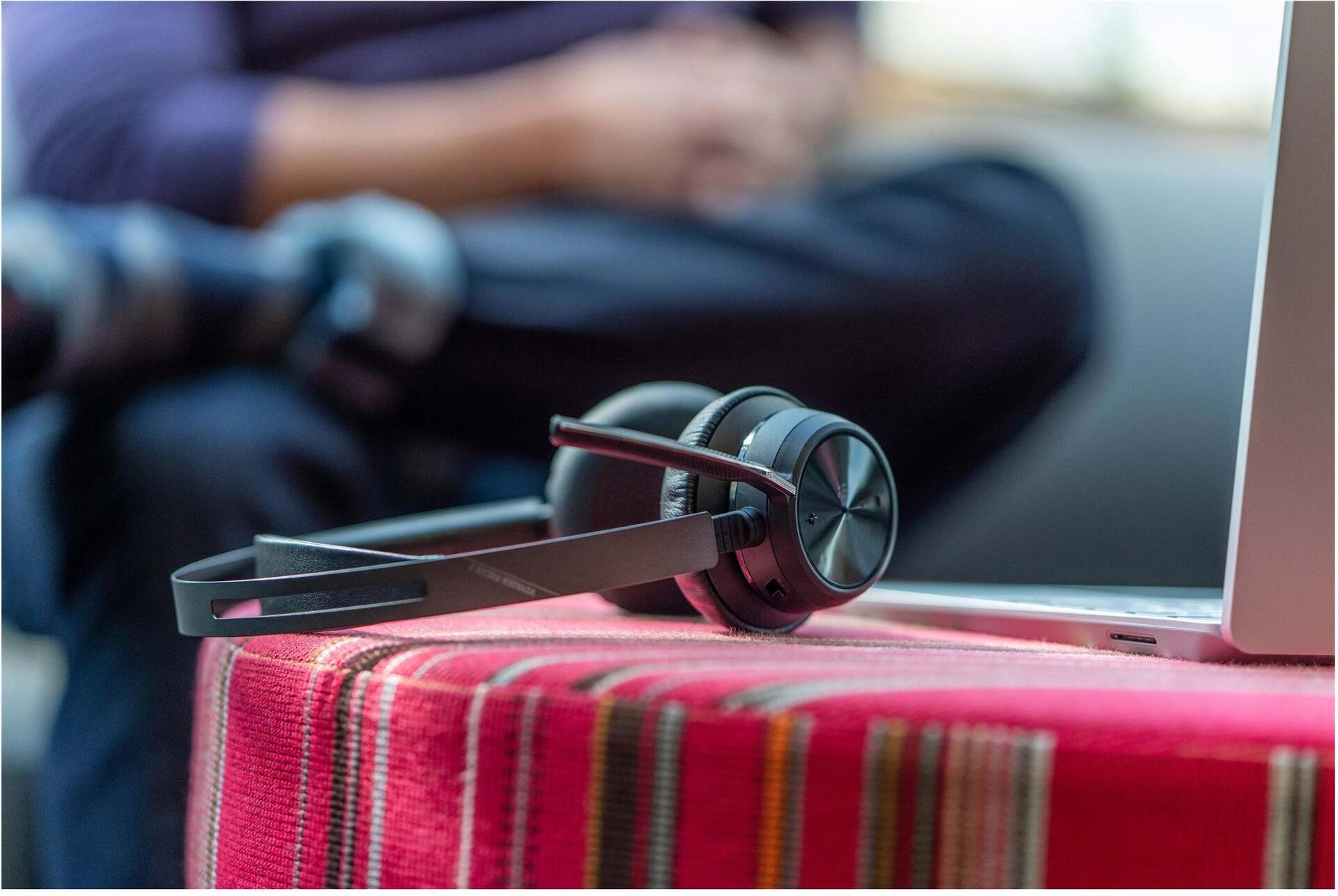 POLY VFOCUS2-M Headset mit Ladestation Kabellos 77Y87AA 