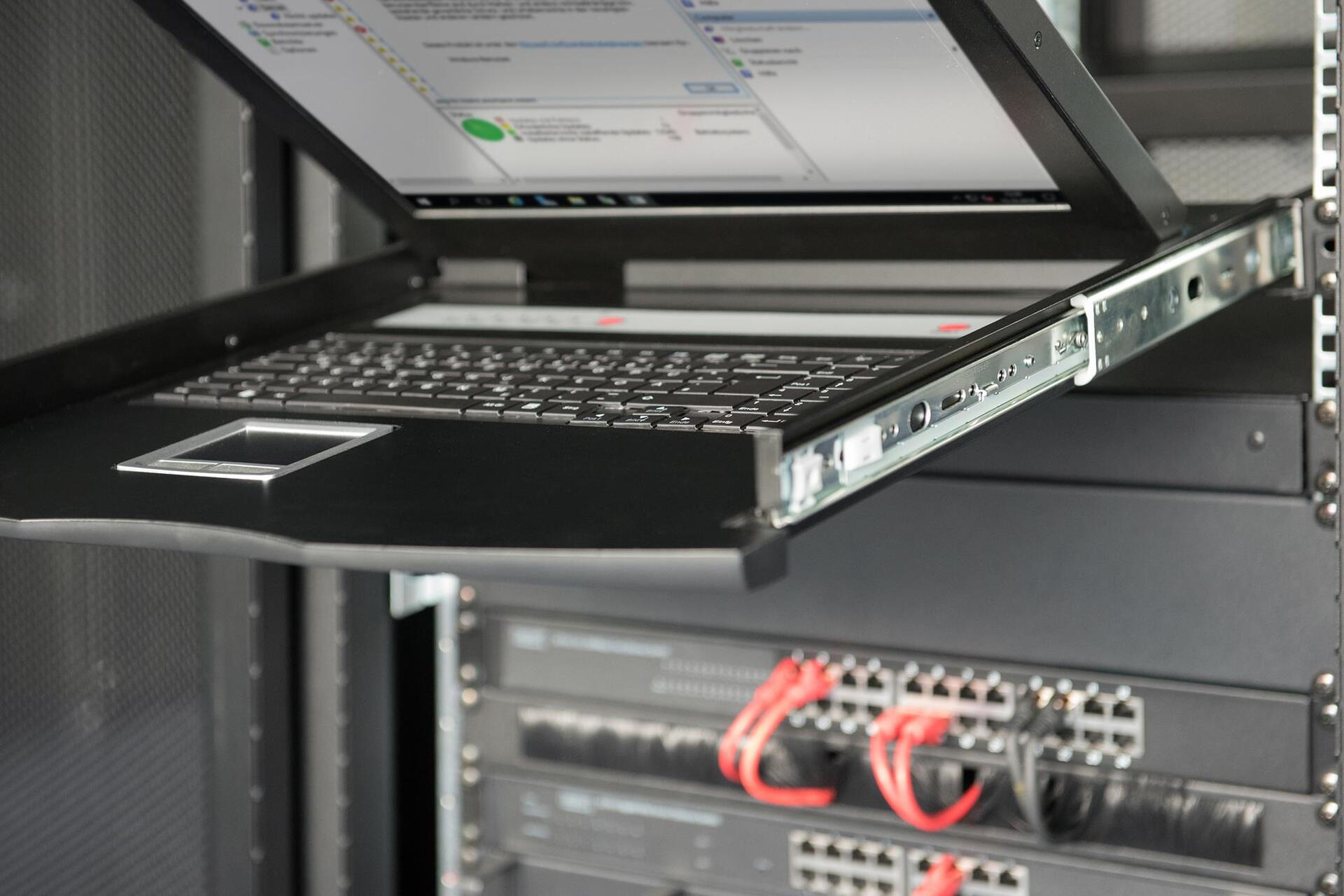 Digitus Professional DS-72211-4GE KVM-Konsole 19" 8-Port Cat 5 Schwarz
