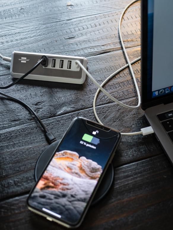 Brennenstuhl 1508230 Ladegerät USB-A USB-C 4,2 A 1,5 m Edelstahl Weiß