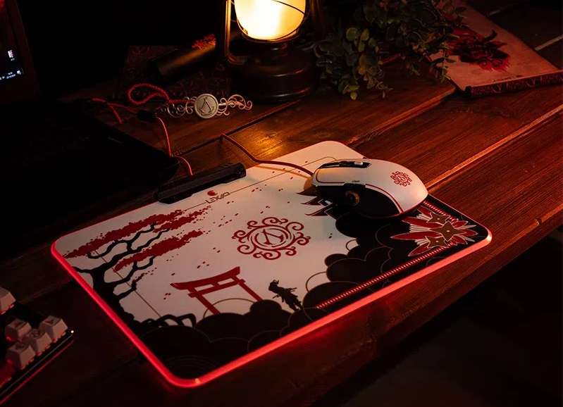 Lexip Assassin's Creed Shadows Gaming-Mauspad LED beleuchtet 35x28 cm Schwarz, Gold, Rot, Weiß