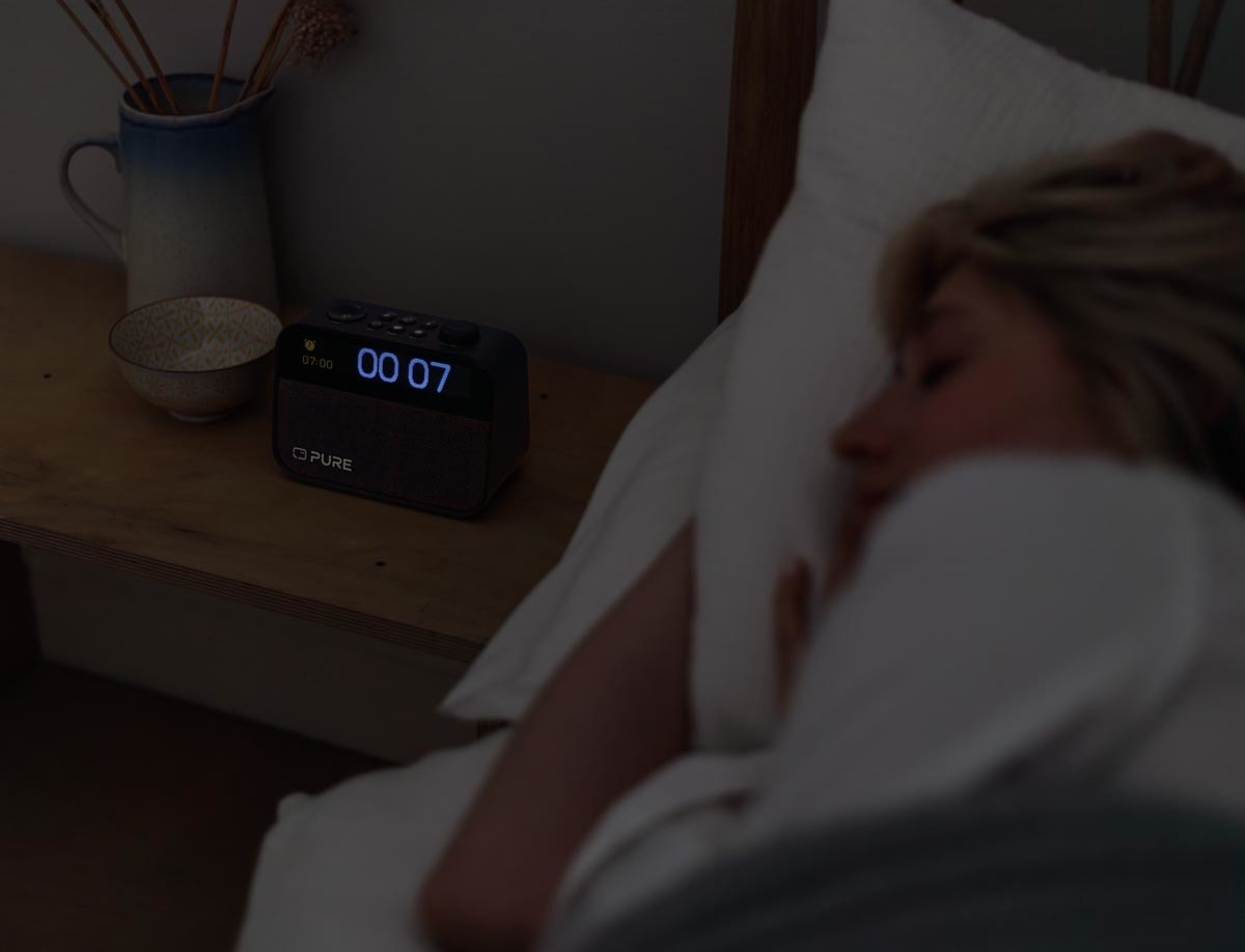 Pure Moment Radiowecker mit Ambiente-Licht Kaffeeschwarz