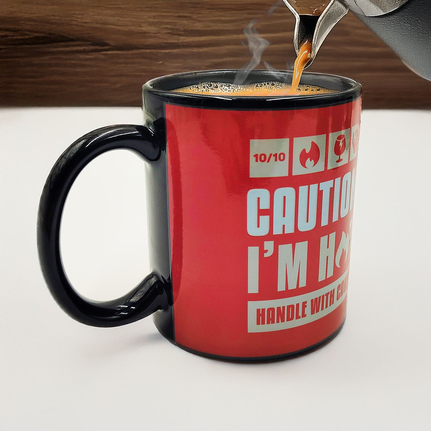 Mad Monkey Tasse "Caution I am Hot" mit Farbwechsel 0,3 l Schwarz, Rot