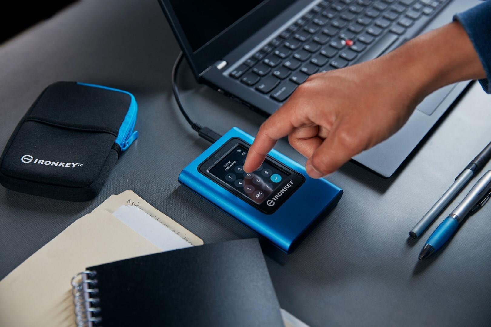 Kingston IronKey Vault Privacy 80 Externe SSD 960 GB USB 3.2 Gen 1 XTS-AES 256 Bit Blau